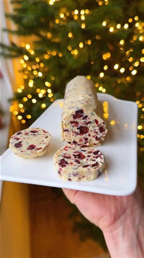 Géraldine Leverd on Instagram: "5 minutes and the perfect little addition to your Christmas table! 🎄 This Christmas butter is made with dried cranberries, fresh thyme and rosemary, and a hint of orange zest. You can serve it on bread, with your cheese platter, or roasted potatoes, veggies or on your roast. 1 cup butter 250 g, room temperature ½ cup dried cranberries 50 g 4 springs fresh thyme 2 springs fresh rosemary 1½ tsp fleur de sel or fine sea salt 1 orange zest 📌 Comment “recipe” under 