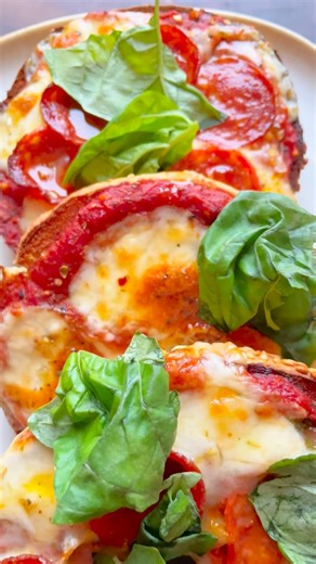 Greek Freak Pizza Bagels—because lunch should be nostalgic and delicious 🇬🇷🔥 Crispy bagels, garlicky tomato sauce, melty mozzarella, and a heavy-handed shake of Greek Freak. Pepperoni if you’re feeling bold, Margherita if you’re feeling virtuous. Either way, this one disappears fast. 🍕✨ #foodieinspo #pizzabagels #easylunch #snackrecipe | Spiceology