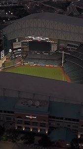 ¡Volamos alto sobre el Minute Maid Park, el épico campo de batalla de los Astros! 🚀⚾ Este año, estamos listos para la lucha por el campeonato, y nuestra casa espera ansiosa a todos los fanáticos. 🏟️💫 📍Minute Maid Park 🎥: judah_ben_balderrama | houstontips | Hola Houston