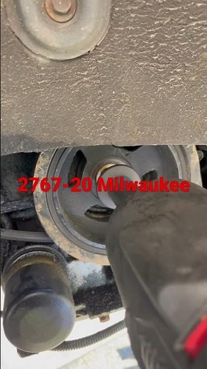 Crankshaft pulley bolt removal