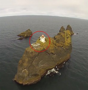 Þrídrangar Lighthouse Sits on its Own Rock, is Perfect for the Zombie Apocalypse