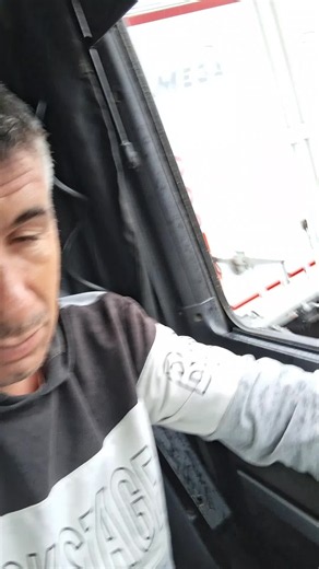 Cerere pentru echipa de la port: lasă-i pe muncitori să plece din ploaie