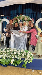 1.3M views · 3.9K reactions | Pengantin nya sampe di Angkat gini 﫣 Gin Motret @sorotan #pernikahan #pernikahanindonesia #pernikahanimpian #hajatankampung #hajatan #hajatanpernikahan #desa #pedesaan #garut #garutselatan #jawabarat #fypchallenge #fypfbpro | GN-Studio | Facebook