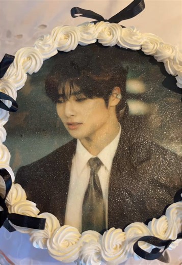 How to Make a Stray Kids Cake for Yang Jeongin's Birthday