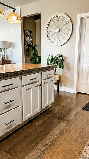 I have a few weird kitchen rules even my family didn’t understand—until they saw how peaceful it makes our space feel. For me, simplicity isn’t just about owning less. It’s about creating calm in the places I spend the most time. 5 Weird Rules I Follow in the Kitchen: 1. I store Tupperware with the lids on. No hunting, no mismatched pieces, no chaos. If it doesn’t have a lid, it doesn’t stay. 2. No magnets or papers on the fridge. I love a clean, clear fridge. It sets the tone for the whole kitc