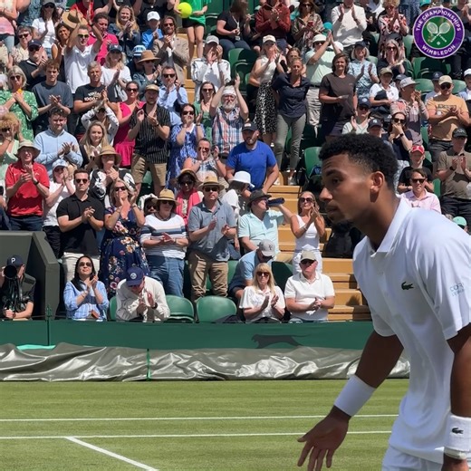 A sad end to a thrilling encounter, but absolutely superb sportsmanship on display between two friends 🫂❤️ Arthur Fils advances to his first Grand Slam third round after Hubert Hurkacz is forced to retire with injury in the fourth set tie-break 😢 #Wimbledon | Wimbledon