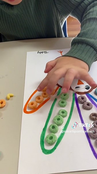 This turkey math activity is an all time favorite in the school. I love this math activity because it has a couple of different components like sorting colors, counting one to one correspondence, number recognition an circle shapes too. The littles also love the fruit loops and all their colors and we always let them eat a few when the activity is over. #preschoolmath #preschoolactivities #childdevelopment