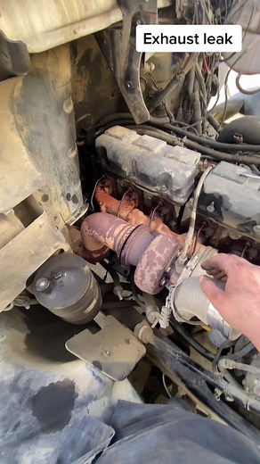 Make sure you actually tighten the fuel likes 😂 #mack #E7 #dieselmechanic #catipillar #international #Freightliner #westernstar #work #worklife #a