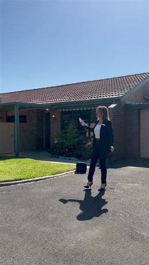 Her strategy was to bid quick and waste no time. She had to have it #realestate #auctionauctioneer #femaleauctioneer #melbourneauctioneer #australianauctioneer #raywhite
