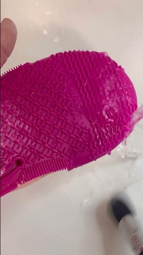 How to Use the Sigma Express Brush Glove 🧤 | Clean Brushes Fast!