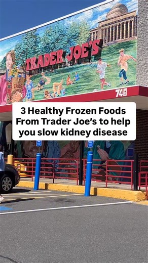 Struggling to find kidney-friendly frozen foods for your CKD (Chronic Kidney Disease)? Ever feel like you’re spending hours in the grocery store trying to read nutrition labels … … and NOTHING fits the CKD friendly criteria you’ve been given? Kidney nutrition can be confusing and 🤦🏻‍♀️that one-page handout on “foods to avoid” only makes things worse! Let me make it easy for you! 🍌🍓🍑 Here are 3 of my many favorite kidney friendly frozen snacks from Trader Joe’s as a specialist kidney dietiti