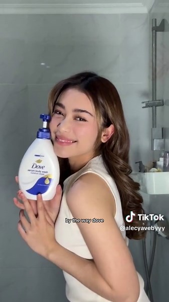 berhasil 24H CHALLENGE tanpa lotion!!! cuma mandi pakai @dove.indonesia Serum Body Wash aja… udah aktivitas seharian tapi kulit aku tetep lembab dan halus 💙 btw,di 12.12 ini Dove lagi ada PROMO GUYS jadi buruan serbuuuuu #Dovebodywash#DoveBodyWashervesMore #Dove24HoursMoistSkinChallenge