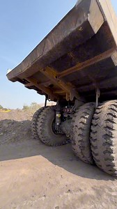 558K views · 15K reactions | चोर ne डीजल टैंक फाड़ दिया… . . . . . . . z #viralreelschallenge2025viralreelschallengejaiviralreelschallengeviralreelschallenge #pageviralシ゚ #machine #volvo #facebookreelsviral #trendingreelsvideo #truckinglife #operator #diesel | Syedd saiff | Facebook