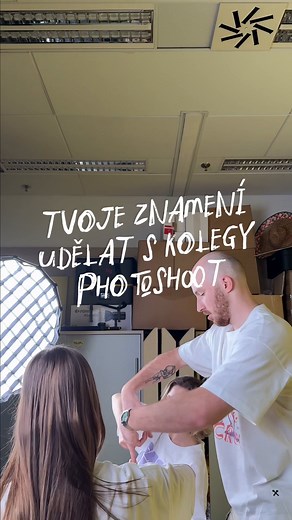 Cash over crush. No pay no gain. Slay first save later. Máme nový merch, který není jen černá mikina s logem firmy. Je to bílý triko s logem firmy a kreslenou kasičkou. 🐷 Budeme o něho dělat v průběhu roku soutěže, takže buďte připraveni. 💛 Jak se vám líbí?🤔