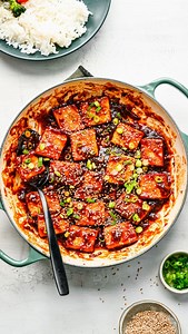 Lexi Harrison & Beth Sinclair on Instagram: "Good news! We’re bringing back our budget friendly vegan meals series every Tuesday, starting with this sticky tofu, which comes out to under $1.50 per serving (including rice!) 💰 It’s easy to make, super flavorful, and mostly uses pantry friendly ingredients. You can find the full recipe on our website (linked in profile 👆or at www.crowdedkitchen.com/sticky-tofu/) Here’s what you’ll need to make it: Tofu: 14 ounces extra firm tofu 2 tablespoons cor