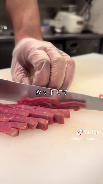 にくや一番人気の肉刺し 和牛赤身ユッケ。鮮度抜群の黒毛和牛A5ランクの赤身肉を使用し、自家製のユッケだれでシンプルに味付け。玉子の黄身を絡めて食べてください。#鷹番二九八 #学芸大学焼肉 #焼肉 #ユッケ #和牛赤身肉