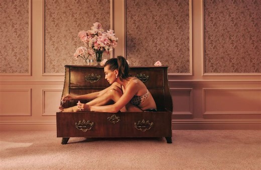 Hailey Bieber en lingerie : elle rejoue l’iconique campagne de Gisele Bündchen pour Victoria’s Secret - Elle