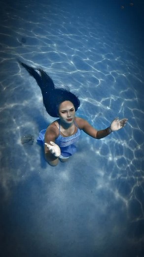 “Channeling Eris beneath the surface — power, mystery, and a little chaos wrapped in liquid grace.” This was a spontaneous last minute change — it was supposedly for a shoot on my tail but a day before I had this idea to portray the femme antagonist. Huge shout out to Coach @ts.santinni for providing such space to unleash my creativity like all artist do. Grateful for every chance to bring my vision to life. What looks magical is actually learnable ✨💙 With practice and the right guidance in UW 