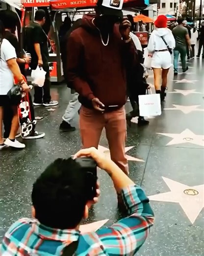 Turtleman🇯🇲🇲🇽🇨🇴🇬🇭🇧🇷🇳🇬🇺🇸🇬🇧🇨🇦🛫 1World 🌍God on Instagram: "One TURTLEMAN. A few weeks ago we met on Hollywood Blvd and knew right away he would make the perfect stranger to model our Farm caps! How did he do? 🎥- @cruzvisuals Host - @nickycutler Model - @turtlemanofficial Music- By @turtlemanofficial @goorinbros #goorinbros #lion #turtlemanofficial #animalfarm #thefarm"