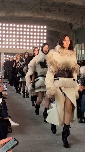 Vogue France on Instagram: "Découvrez la collection entière du défilé @SacaiOfficial automne-hiver 2025 en 1 minute top-chrono. #pfw #voguefrance"