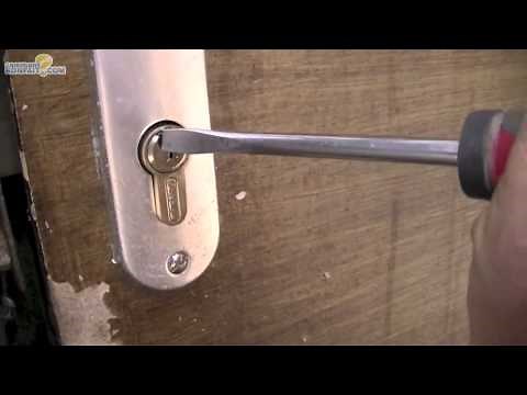 Comment retirer une clé cassée dans une serrure 06 25 46 70 89 www.artisan-serrurier-pas-cher.com