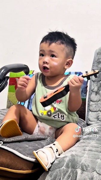 Maki playing guitar. (Part 2) 😂 #18monthsold #1yearold #milestones #fyp #foryou #foryoupage #babygutarist #babytiktok #babyvideos #babysinging
