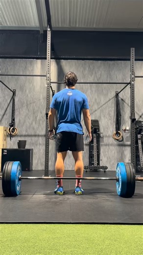 João Ferreira on Instagram: "Snatch sob incerteza 🤔 Sem setup prévio, o sistema é forçado a organizar o movimento em tempo real. A pega não é perfeita, o posicionamento inicial não é ideal, e a técnica deixa de ser um checklist. O que emerge é capacidade de: - Ajustar os segmentos em movimento, - Manter a cadeia e o timing de ativação em posições sempre ligeiramente diferentes, - Produzir força de forma coordenada. Isto não treina apenas o exercício em si, mas sim a robustez técnica quando o c