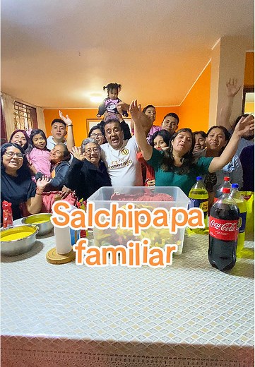 La parte de organizarse en familia para crear momentos ✨, les recomiendo no saltarsela ! SALCHIPAPA FAMILIAR 😋