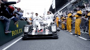 憧れだけでは、偉業は達成できない。 勝利をもたらすのは、たゆみない努力。 ポルシェ チームが新たに手にした数々の栄光。 前人未到のル・マン24時間耐久レース18回目の優勝。そして、2016年FIA世界耐久選手権ドライバーおよびマニュファクチュアラー王座獲得の快挙達成。 | Porsche