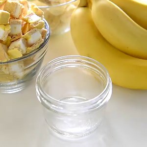 Banana Moon Pie Trifle: this twist on the classic Banana Pudding has layers of creamy pudding, fresh bananas, whip cream and Banana Moon Pies! https://thenovicechefblog.com/banana-moon-pie-trifle/ | The Novice Chef