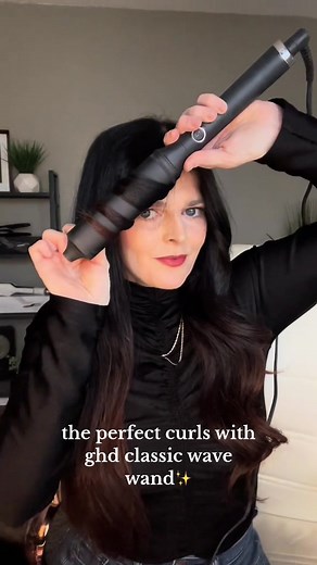 Using the ghd classic wave wand to create these effortless curls ✨🥰 @meredith.ghd showing how it’s done 🙌 #ghdclassicwavewand #ghdusa #curls #goodhairday #hairtok