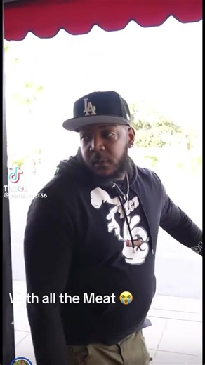 What in the deep dish “Pause” is going on here #comedy #pizza #war #lakers