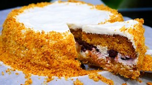 Medovik torta sa višnjama