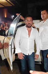 2M views · 46K reactions | VIP entry Salman comes for Ganesh Chaturthi celebrations apni behen ke ghar朗拾 He was seen rollin' into Arpita Khan Sharma's apartment aka The Flying Carpet. Katrina Kaif and Vicky Kaushal were also seen at Arpita's place. Mahesh Majrekar with his daughter Saiee, Sophie Choudry and Pragya Jaiswal were among the many famous faces who came down for the festivities | Voompla | Facebook