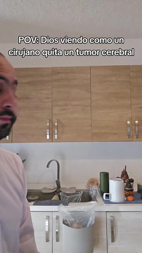 Dios viendo como un cirujano quita un tumor cerebral