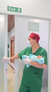 🩺 Perbedaan operasi Umum vs BPJS 1. Biaya: BPJS gratis (jika indikasi medis), umum bayar sendiri. 2. Kelas: BPJS sesuai kelas kepesertaan, umum bisa pilih VIP. 3. Dokter & Jadwal: BPJS sesuai RS, umum bebas pilih. 4. Fasilitas: Umum bisa tambah layanan khusus. 📹 Video dibuat dan diunggah dengan persetujuan pasien & keluarga untuk edukasi pengikut silakan share bila berkenan ya 💫 #drIndraTarigan #Sesar #BPJS #IbuHamil #EdukasiKesehatan | Indra Tarigan