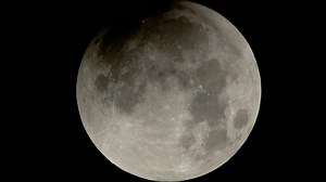 Moon to have a new time zone?