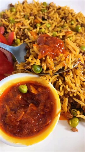 Seby Onyango on Instagram: "Minced Beef Pilau :Comfort food done RIGHT 🔥 If you love pilau but want something extra hearty, this minced beef version will be your new obsession! Full of flavour, soft rice, tender beef and a spicy pilipili yakukaangwa on the side… PURE JOY. 🤤🍽️ Ingredients • 1/2 kg minced beef • 2½ cups rice • 5 cups water (same cup used for the rice) • Peas • 5 chopped carrots • 1 large onion • 5 cardamoms • 1 tbsp curry powder • 1 tbsp pilau masala • 1 tbsp dark soy sauce • S