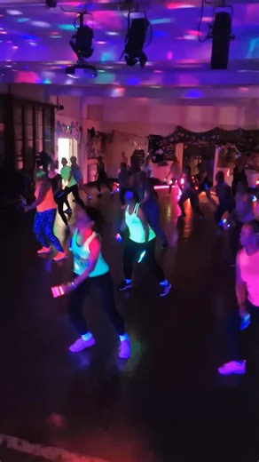 The AMF crew have got some serious volume 🎵🎵🎵 How have we only got 3 Clubbercise sessions left before the end of the year! 😱😱 We are gonna be going out with a BANG 😍💪 all the club anthems, the good vibes and the awful singing (on my part 😅) Bring on next week and some more of this magic! ✨️✨️✨️✨️ | Anna Martin Fitness