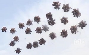 最强\"弹幕\" 干扰弹高速发射升空场面震撼