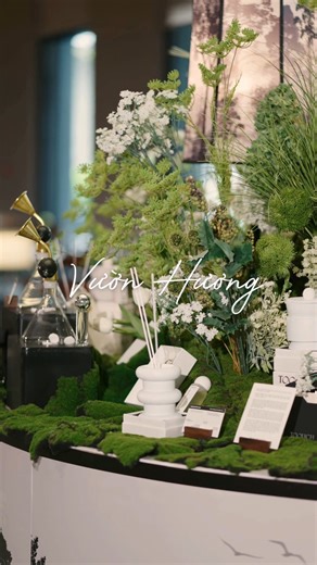 Vườn Hương: Điểm Chạm Giác Quan Giữa Lòng Vĩnh Yên [English caption below] Ngay tại sảnh chính Modena by Fraser Vĩnh Yên, “Vườn Hương” mở ra một hành trình trải nghiệm giác quan tinh tế đang chờ bạn đánh thức. Lấy cảm hứng từ vẻ đẹp nguyên sơ của Vườn Quốc gia Tam Đảo, “Vườn Hương” là sự kết hợp hài hòa giữa kiến trúc đương đại và hơi thở đại ngàn. Không gian rêu phong, sương mờ đặc trưng tạo nên những điểm chạm tinh tế, nơi các nốt hương nghệ thuật lần lượt kể câu chuyện của năm thành phố: Hà N