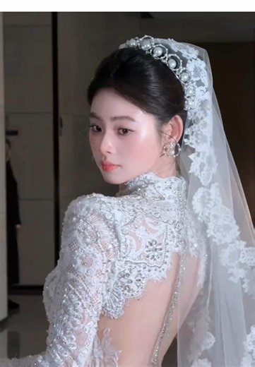 #hypic #hypiccreator #Godpic Hunsha AI Prewedding Photo Prompt နဲ့ မင်္ဂလာကြိုဓာတ်ပုံတွေကို cinematic wedding portrait အဖြစ် လွယ်လွယ်ကူကူ ဖန်တီးနိုင်ပါတယ် 💍📸 Gemini AI, Dreamina, Hypic, CapCut တို့ကို အသုံးပြုပြီး wedding dress look နဲ့ professional prewedding photoshoot vibe ကို generate လုပ်နိုင်ပါတယ် ရိုးရိုး photo တစ်ပုံကို AI wedding filter effect နဲ့ romantic, elegant, luxury prewedding portrait အဖြစ် upgrade ပြောင်းလဲနိုင်ပါတယ် ✨ Turn your ordinary photos into cinematic AI wedding and p