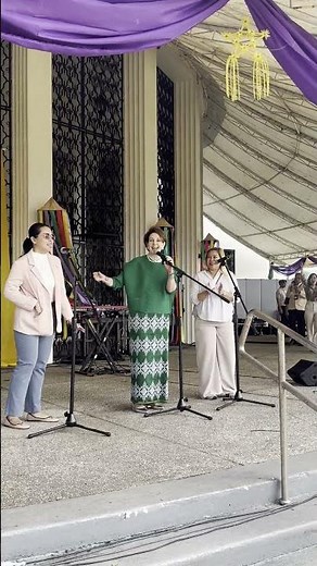 U.S. Ambassador sings Filipino Christmas carol 'Kumukutikutitap' | GMA Integrated News