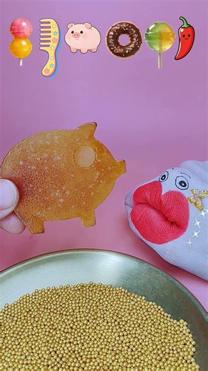 Guozi chews pig-shaped candy cakes!🍬 #gummy #candy #sweet #colorful