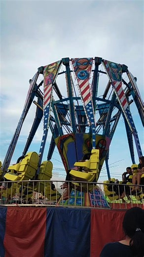 สัทธา ดิจิตอลแล็ป on Instagram: "เครื่องเล่น ปลาหมึก (Octopus) หรือ เทอร์โบ (Turbo) เครื่องเล่นน่ะ #ปลาหมึก แต่ความรู้สึกเหมือน.. โดนจับลงเครื่องซักผ้า #Spinning around 🌀 #Turbo mode: ON! 🚀 เหวี่ยงให้สุด แล้วหยุดที่ยาดม"