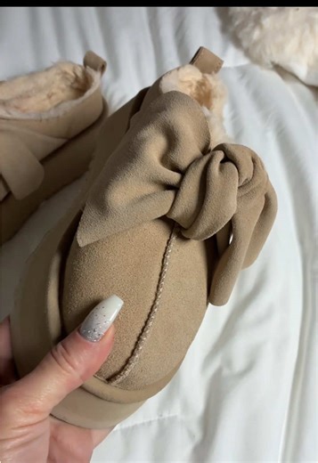 UGG (Bow) Fleece lined Retro Slip on Mules! The bow is everything! Rare find! Grab yours yourself while they’re still in stock! 10 out of 10! @UGG® #ugg #uggs #tiktokshopcreatorpicks #uggseason #fashion