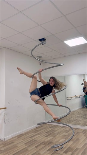 #aerialdance #performance #aerial #pole #dance #acrobatics #circus #heels #classic #hiphop #fun #lol