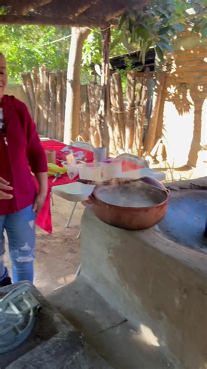 57K views · 2.7K reactions | Haciendo El Atole Pinole  Buen día amigos, con este frío ❄️ 略☃️泥que está haciendo se antoja una taza ☕️ de atole calientito. Les mandamos un saludo desde nuestro pueblito de San Benito Mocorito. | San Benito Mocorito | Facebook