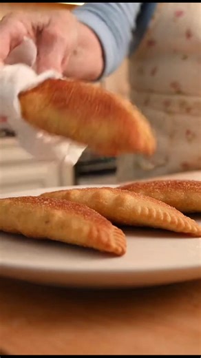 “My mom made these 45 years ago, my kids adore them, and now my grandkids can’t get enough—they ask for them year-round!” Recipe in 💬 ⬇️ | Country Cooking