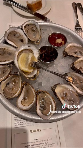 Old Ebbitt Grill is a staple to DC! Since its founding in 1865, numerous presidents and Washingtonians have enjoyed the saloon🍸🦪